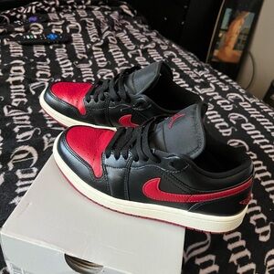 Nike Black and Red Sneakers High-Top